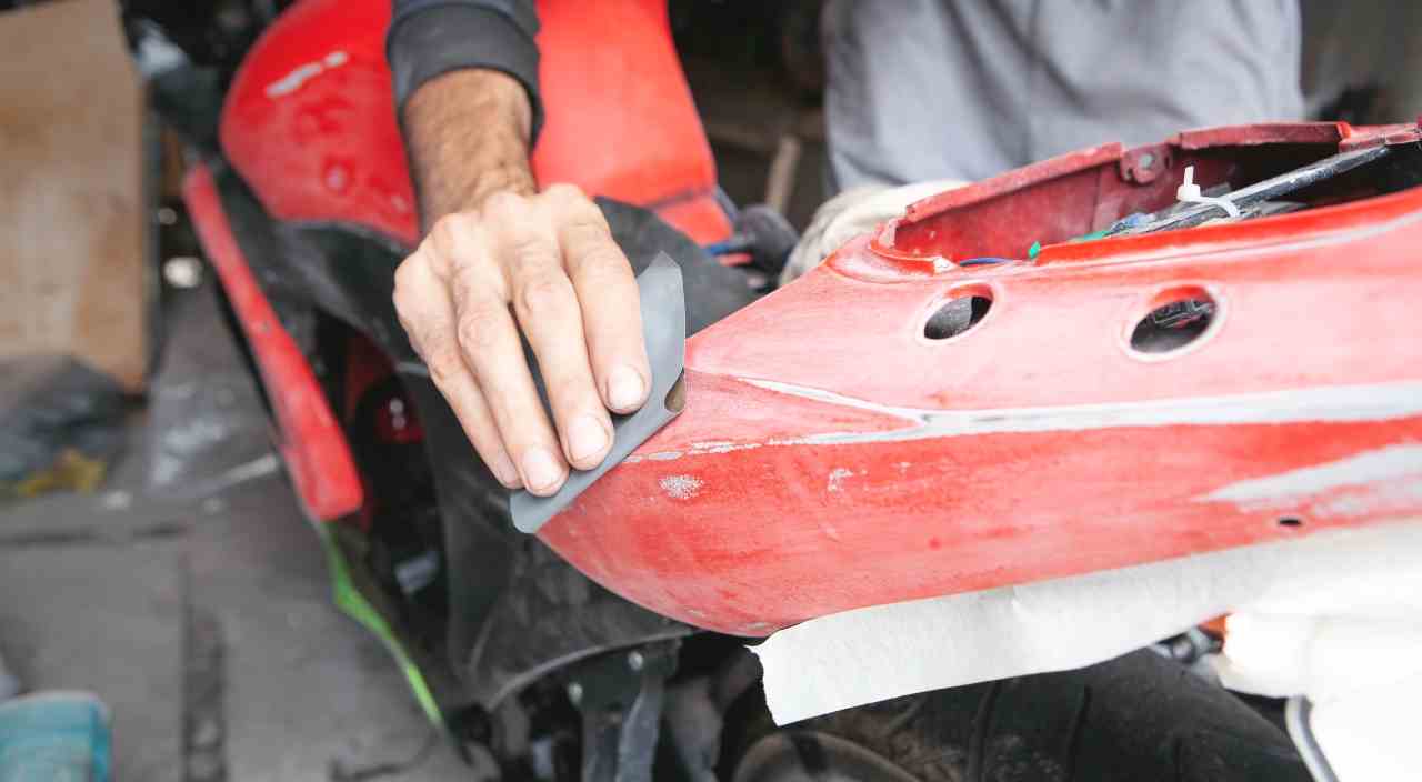 preparation-painting-motorcycle-hand-sandpaper