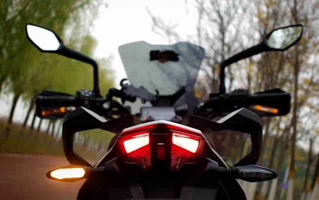 Lampu Sein Motor Tidak Berkedip? Mulai dari Bohlam, Flasher, hingga Aki Bisa Jadi Penyebabnya
