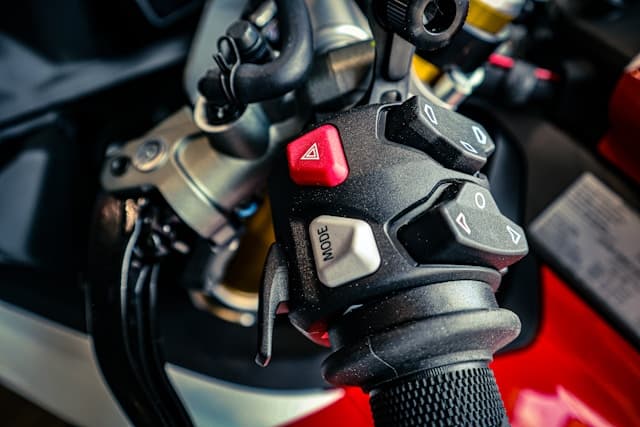 ronnzy-moto-1u0C3wMm51I-unsplash