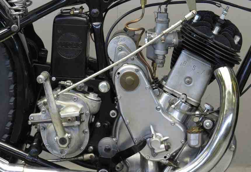960px-1933 BSA M33-10 600cc-side valve motorcycle engine right side (1)